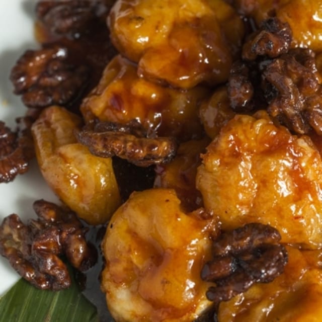 F26. Crispy Shrimp or Scallop with Walnut.